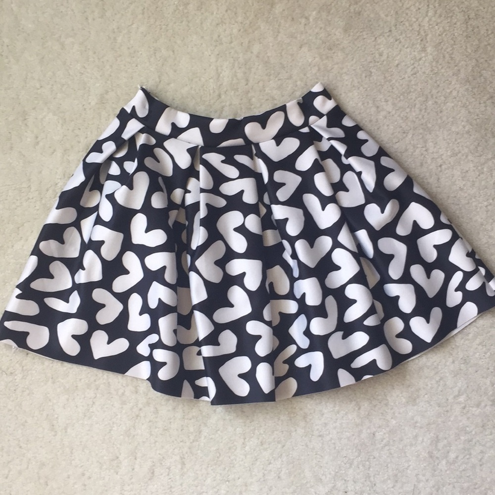 Scuba pleated skirt with heart print